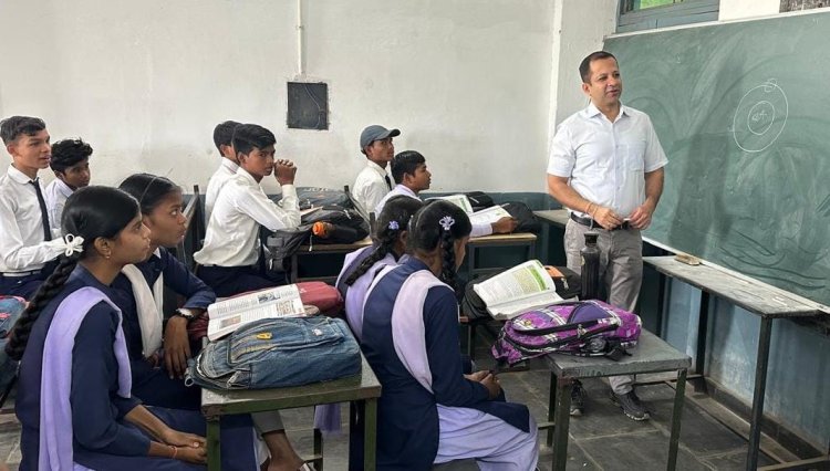 जब शिक्षा सचिव सिद्धार्थ कोमल सिंह परदेशी ने निभाया शिक्षक की भूमिका,बाजी तालियां किया बच्चों को प्रशिक्षित : किया छात्रों की शैक्षिक प्रगति, स्कूलों की सुविधाओं और शैक्षिक गतिविधियों का गहन अवलोकन