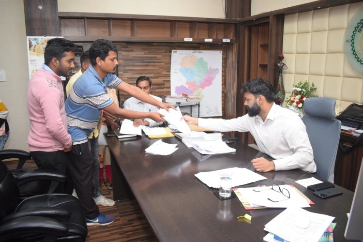 आम नागरिक बड़ी आशा और विश्वास के साथ आते हैं अधिकारियों का दायित्व बनता है कि उनकी आवेदनों का उचित निराकरण करें- कलेक्टर श्री व्यास, विभाग प्रमुखों से पेंशन के लंबित और निराकृत प्रकरणों की मांगी जानकारी, कलेक्टर ने जनदर्शन में आम नागरिकों की सुनी समस्या