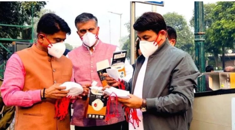 दिल्ली में प्रदूषण मचा रहा कहर...सांसद मनोज तिवारी ने बांटे मास्क...बोले- 'जागरूक होना जरूरी'...पढ़ें पूरी खबर