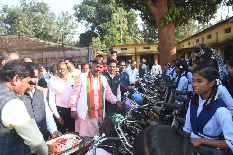वन मंत्री केदार कश्यप ने कहा विद्यार्थी नौकरी मांगने वाले नही नौकरी देने वाले बनें,सरकार के प्रयासों से बालिकाओं की दर्ज संख्या में हो रही बढ़ोत्तरी, ड्रॉप आउट में आई कमी