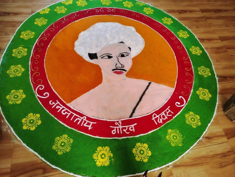 एकलव्य आदर्श आवासीय विद्यालय सन्ना में जनजातीय गौरव दिवस का हुआ आयोजन,  बिरसा मुण्डा के जीवन एवं आदिवासी पारंपरिक व्यंजन, आदिवासी संसाधन, रंगोली, चित्रकला का  किया गया प्रदर्शन,  आदिवासी घरो में उपयोग किए जाने वाली सूपा, घुंघू, कुमनी, बांस की टोकरी, छिन्द की चटाई, तीर-कमान, हंसुआ, झुमकी और टंगिया संसाधनों को भी दिखाया गया