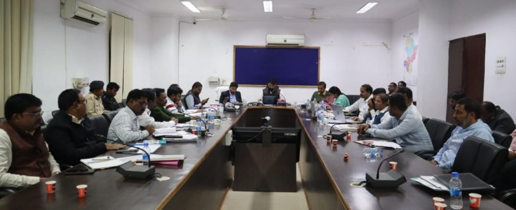 सड़क निर्माण के समय डायवर्सन संकेतकों के ना लगाने पर ठेकेदारों पर होगी कार्यवाही, हेलमेट एवं सीट बेल्ट पहनकर शासकीय कर्मचारियों को कार्यालय में आने हेतु कलेक्टर ने दिए निर्देश , लर्निंग लायसेंस निर्माण हेतु कॉलेजों में लगाये जाएं शिविर - कलेक्टर