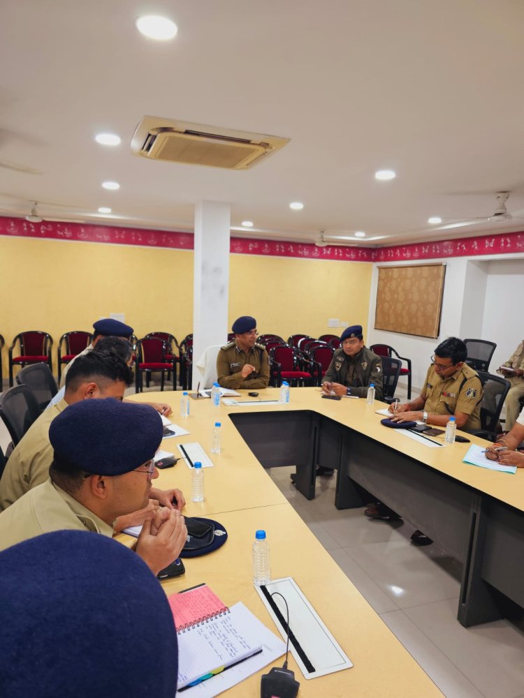 अड्डेबाजों, बदमाशों, लिस्टेड गुंडा और अधिकांश अपराध के जड़ नशे पर कठोरतम कार्रवाई का निर्देश देते हुवे एसएसपी ने लिया कंट्रोल रूम में देर रात्रि अपराध समीक्षा बैठक : बदमाशों की जमानत निरस्त, रासुका, प्रतिबंधात्मक कार्यवाही, जिला बदर, फरार की संपत्ति कुर्की करवाने का भी निर्देश