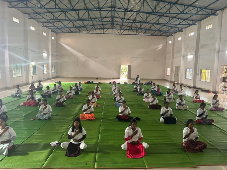 गर्भवती महिलाओं के लिए विशेष योगाभ्यास प्रशिक्षण 26 नवम्बर तक वशिष्ट कम्यूनिटी हॉल जशपुर में आयोजित, हेल्थ एण्ड वेलनेस सेंटरो में कार्यरत ए.एन.एम, सी.एच.ओ. एवं योग मित्रों को दिया जा रहा प्रशिक्षण