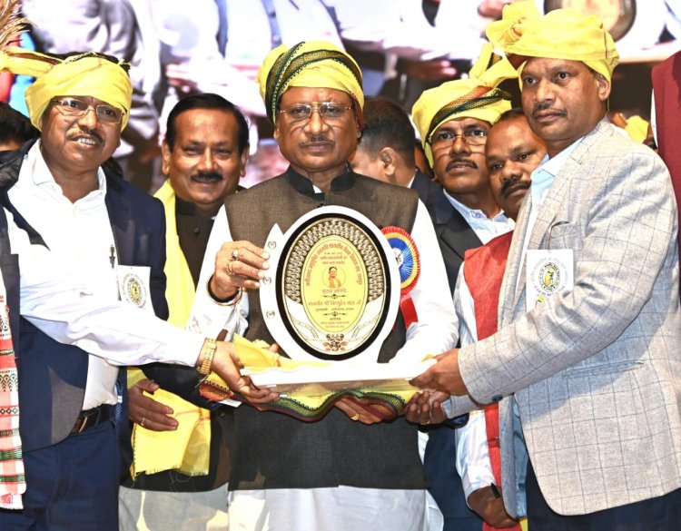 मुख्यमंत्री साय ने कहा अनुसूचित जनजाति समाज हमारी सांस्कृतिक धरोहर और परंपराओं का संवाहक - लोकसंस्कृति पर केंद्रित  ‘‘लोक जीवन के बदलते संदर्भ‘‘ और छत्तीसगढ़ी कहानियों के संग्रह ‘‘मन के पाखी‘‘ किताब का सीएम ने किया विमोचन
