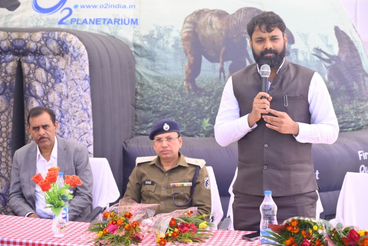 अन्वेषण कार्यक्रम के तहत तीसरे अभियान में थ्रीडी प्लनेटोरियम शो का कलेक्टर ने किया शुभारंभ, पुलिस अधिक्षक भी रहे मौजूद, विद्यार्थियों में अंतरिक्ष विज्ञान के प्रति रुचि जगाने, जागरूक एवं शिक्षित करने हेतु आयोजित हो रहा है ‘‘अन्वेषण’’ कार्यक्रम, प्लनेटोरियम में थ्रीडी शो के जरिए प्रदर्शित की जा रही है ब्रह्मांड निर्माण और उनकी गतिविधियां