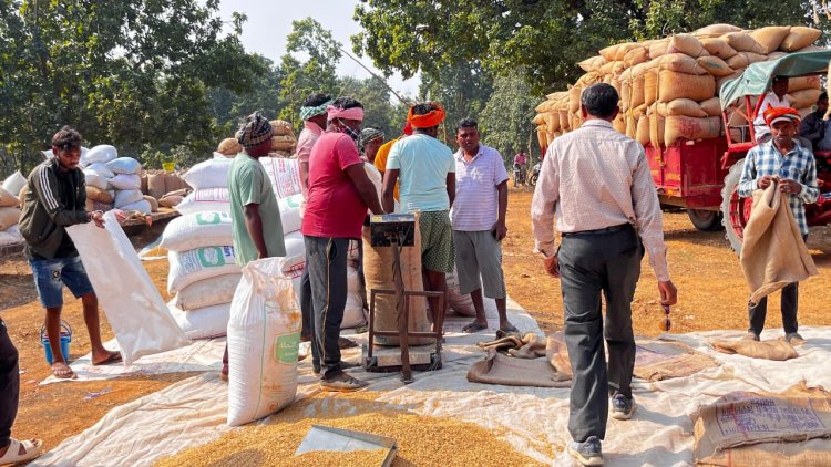 धान विक्रय कर तुरन्त पैसे खाते में आने ने किसानों के चेहरों पर छाई खुशी,  प्रति एकड़ 21 क्विंटल धान खरीदी से किसानों में व्यापक उत्साह