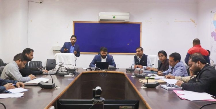 कलेक्टर ने राजस्व विभाग के कार्यों की ली समीक्षा बैठक,  राजस्व संबंधित सभी प्रकरणों का समय सीमा के भीतर करें निराकरण- कलेक्टर,  स्थानांतरण किये गए राजस्व कर्मचारियों के कार्यस्थल पर उपस्थित ना होने वालों पर सख्त कार्यवाही करने कलेक्टर ने दिए निर्देश