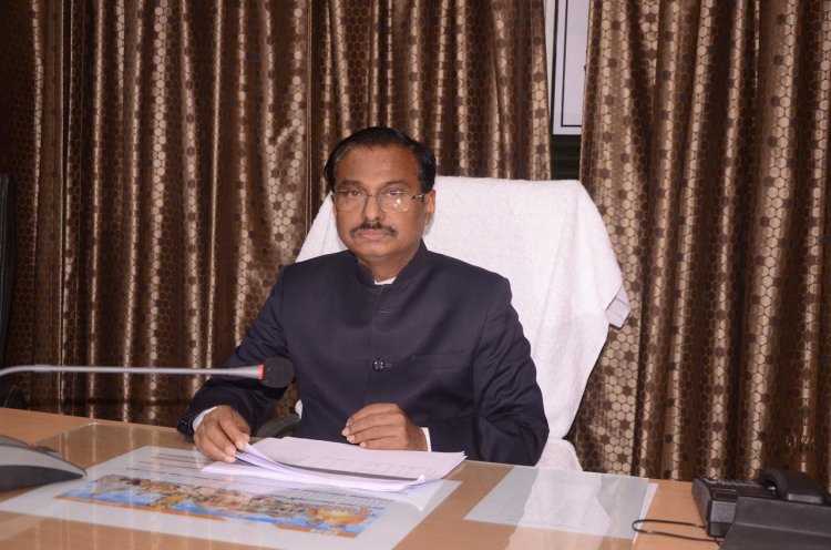 लंबित पेंशन प्रकरणों पर कमिश्नर नाराज, छह महीने पहले प्रकरण तैयार कर जांच के लिए भेजने के दिए निर्देश, संभागायुक्त श्री कावरे ने की समीक्षा, पेंशन प्रकरणों का समय-सीमा में निराकरण डीडीओ की व्यक्तिगत जिम्मेदारी होगी, स्कूल शिक्षा विभाग के अधिकारियों पर जताई गहरी नाराज़गी, अनुपस्थित विभागीय अधिकारियों को नोटिस देने के भी दिए निर्देश