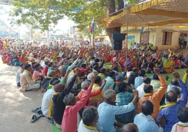 Chhattisgarh News : आदिवासी समाज का बड़ा प्रदर्शन...गोंडवाना महासभा और सर्व आदिवासी समाज ने 7 सूत्रीय मांगों को लेकर दिया धरना...पढ़ें पूरी खबर
