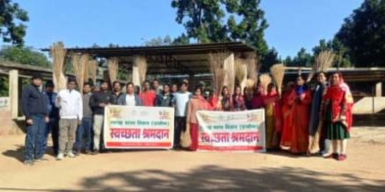 जशपुर विकासखण्ड में स्वच्छ भारत मिशन ग्रामीण के तहत स्वच्छता श्रमदान का किया गया आयोजन, प्लास्टिक का उचित निपटान करने के लोगों को किया जागरूक