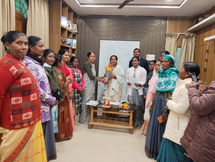 जिलाध्यक्ष कविता यादव के नेतृत्व में छत्तीसगढ़ आंगनबाड़ी कार्यकर्ता सहायिका संघ पंजी.409 के पदाधिकारियों और सदस्यों ने मुख्यमंत्री की धर्मपत्नी श्रीमती कौशल्या साय से की मुलाकात,विभिन्न मांगों को लेकर मुख्यमंत्री के नाम सौंपा ज्ञापन