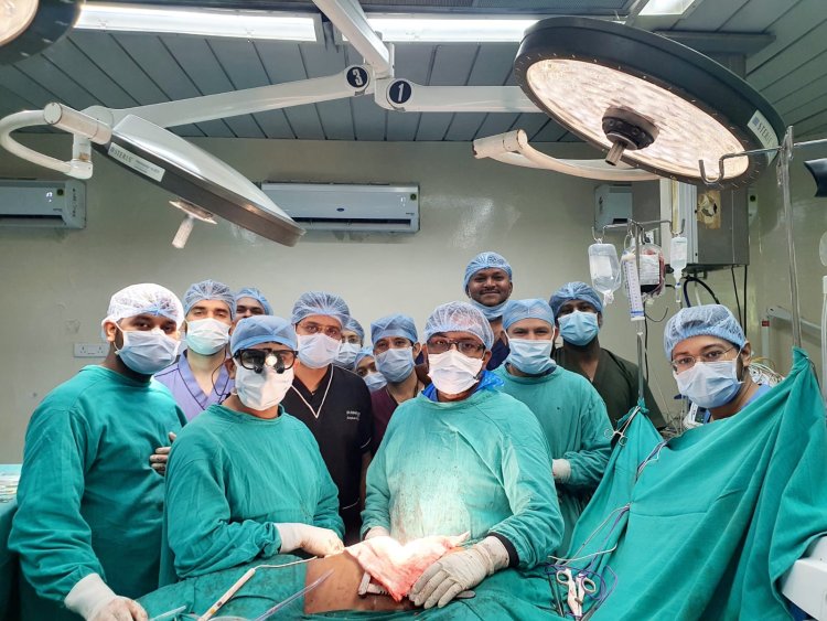 अम्बेडकर अस्पताल के डॉक्टरों ने रचा इतिहास, निकाला फेफड़े और हार्ट से चिपका पांच किलो का ट्यूमर, मरीज स्वस्थ होकर हुई हॉस्पिटल से डिस्चार्ज, ट्यूमर इतना वृहद कि मरीज दो महीनों से नहीं ले पा रही थी ठीक से सांस, ऑपरेशन के पहले रखना पड़ा वेंटीलेटर पर, मेडिकल भाषा में कहा जाता है मेडिस्टाइनल ट्यूमर