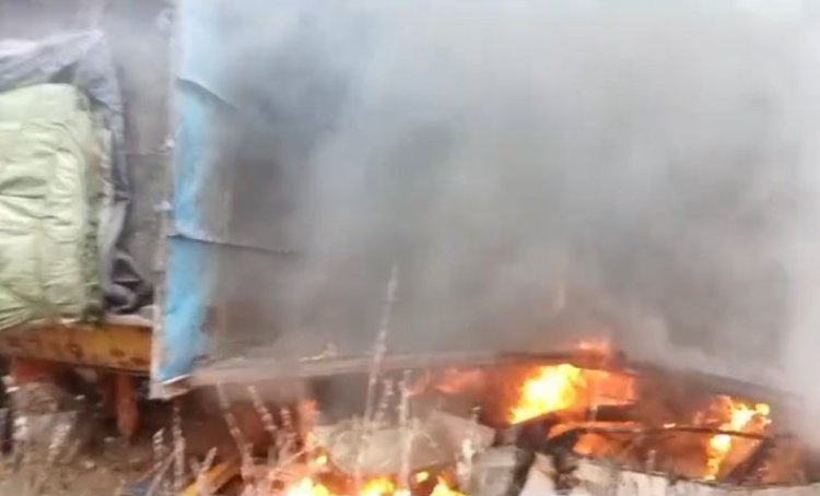 CG Accident Breaking : ट्रक और कार में आमने-सामने की टक्कर...दोनों वाहनों में लगी आग...2 लोगों के फंसे होने की…पढ़ें पूरी खबर