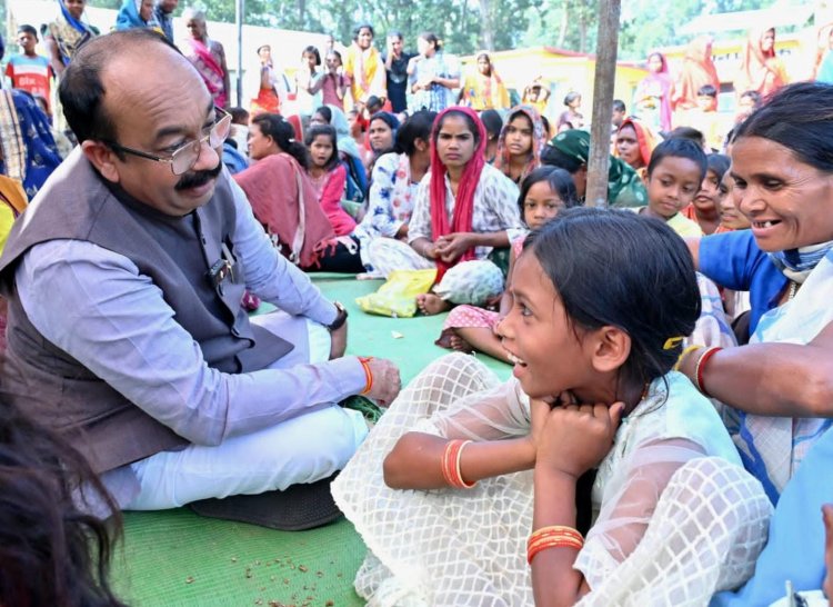 उप मुख्यमंत्री श्री अरुण साव ने वनांचल में लगाई चौपाल,  ग्रामीणों की समस्याएं सुन मौके पर किया समाधान,  दुर्गा मंच और यात्री प्रतीक्षालय की मरम्मत के लिए पांच लाख रुपए देने की घोषणा की