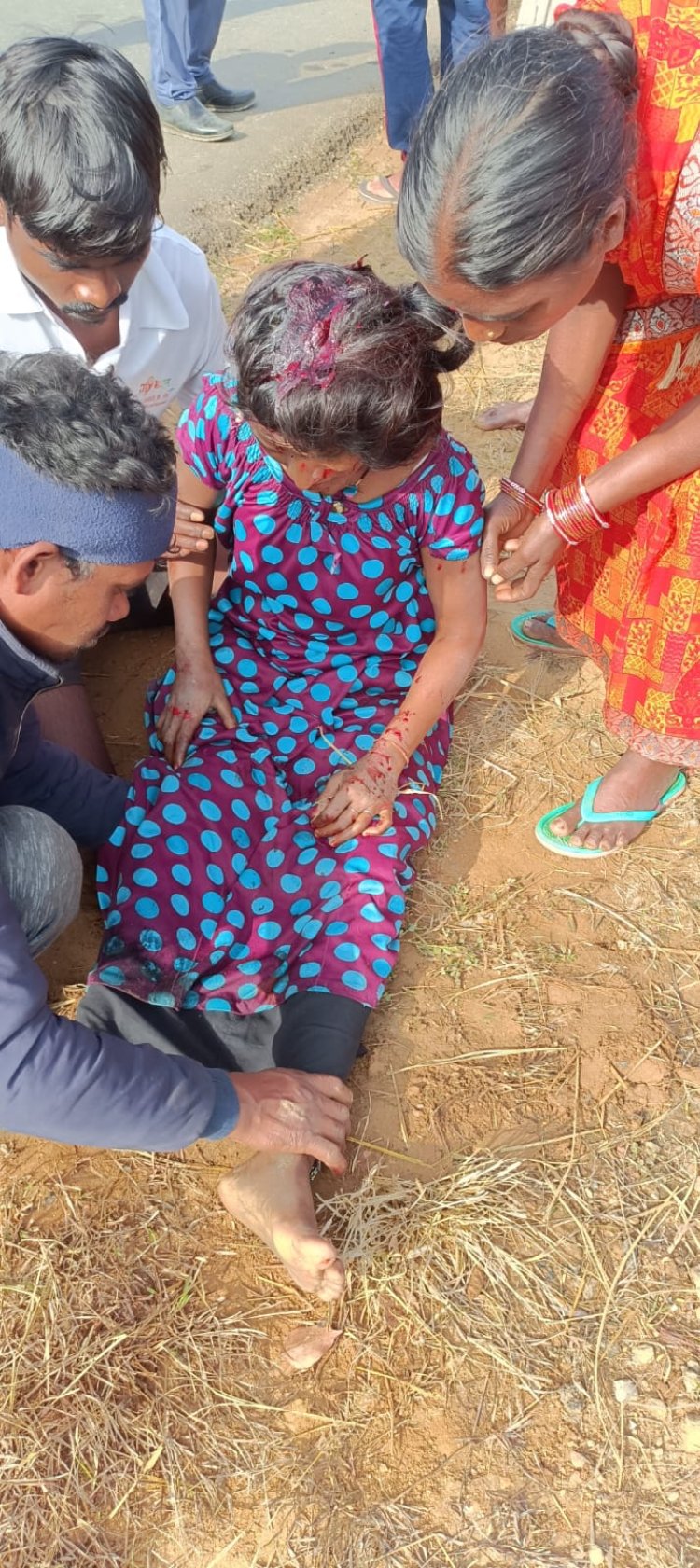 ट्रक और मोटरसाइकल में भिड़ंत,एक की मौत दो घायल,घायलों को कुनकुरी किया गया रिफर