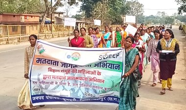 मतदाता जागरूकता अभियान : कंडोरा में बिहान दीदियों ने लोगों को मतदान के लिए किया जागरूक : रैली, रंगोली और मेहंदी लगाकर मतदान हमारा अधिकार है, मतदान अवश्य करें जैसे संदेशों के साथ किया प्रसार