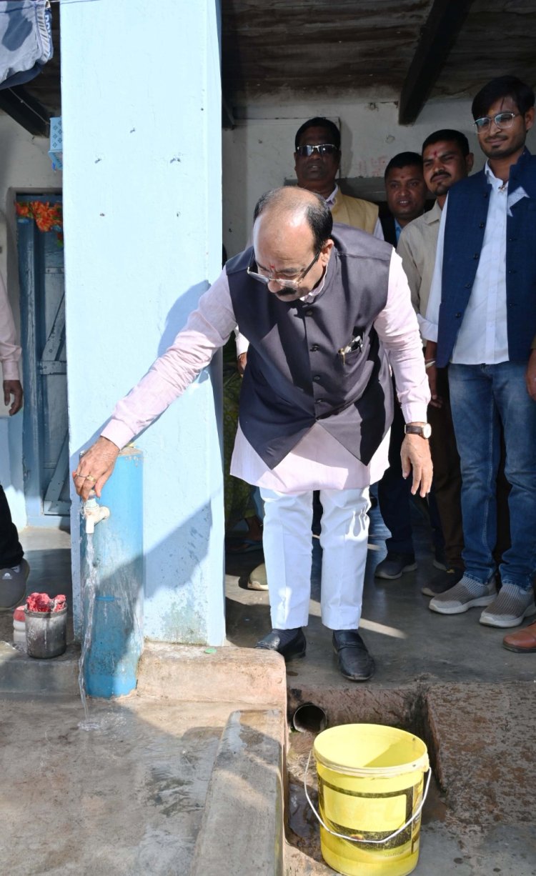जल जीवन मिशन के कार्यों में तेजी लाने नए साल के पहले ही दिन उप मुख्यमंत्री श्री अरुण साव उतरे फील्ड पर,  पानी टंकी पर चढ़कर गुणवत्ता देखी, महिलाओं से जलापूर्ति का लिया फीडबैक