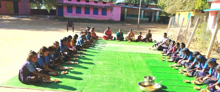 नया साल के उपलक्ष्य में प्राथमिक एवं माध्यमिक शाला जुरगुम के छात्रों को कराया गया न्योता भोजन, मुख्यमंत्री श्री विष्णुदेव साय ने अपने जन्मदिवस के दिन की थी न्योता भोजन की शुरूआत