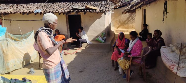 पत्थलगांव में घर-घर जाकर बनाया जा रहा आयुष्मान वय वंदना कार्ड