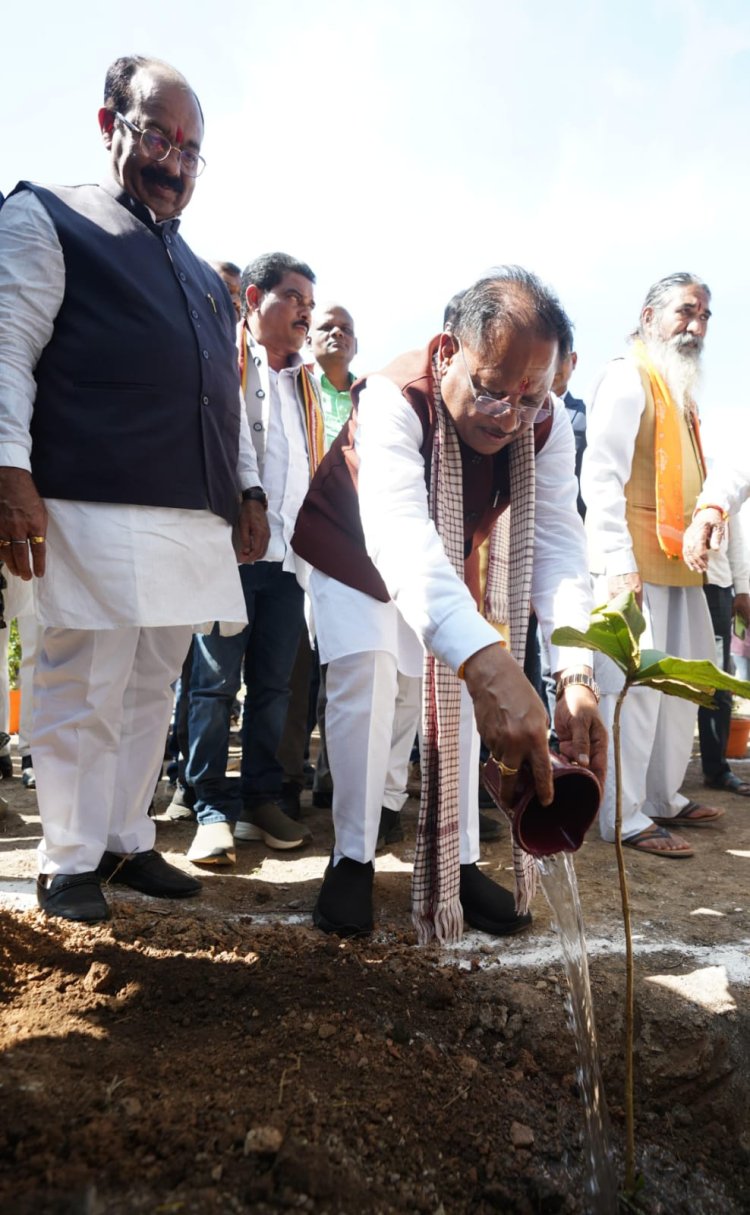 वसुधैव कुटुम्बकं और देशभक्ति का पाठ पढ़ाती है हमारी सनातन परम्परा : मुख्यमंत्री श्री विष्णुदेव साय,  जगदलपुर में श्री वेदमाता गायत्री महाविद्यालय का भूमिपूजन,  मुख्यमंत्री ने संस्था के विकास हेतु 50 लाख रुपए देने की घोषणा की