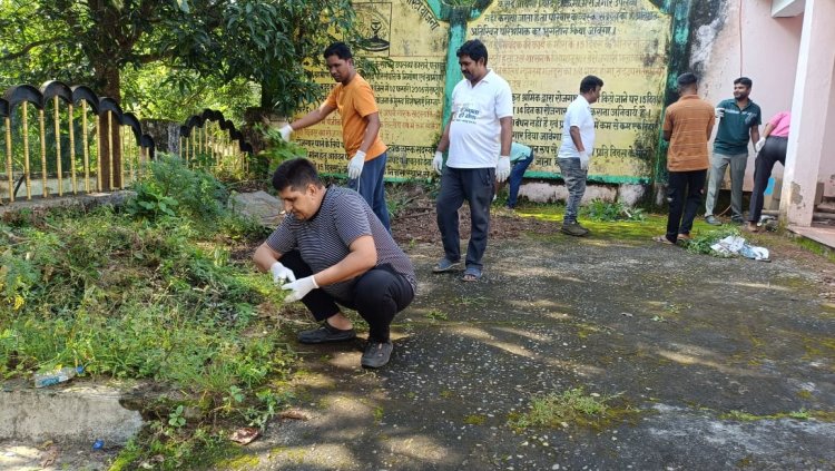 जिला पंचायत में अधिकारियों कर्मचारियों ने श्रमदान कर स्वच्छता का दिया संदेश