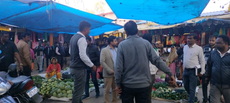 जिला पंचायत सीईओ ने कांसाबेल में जनप्रतिनिधियों और नागरिकों के साथ की संयुक्त बैठक : बस स्टैंड और सार्वजनिक जगहों पर स्वच्छता बनाए रखने की अपील