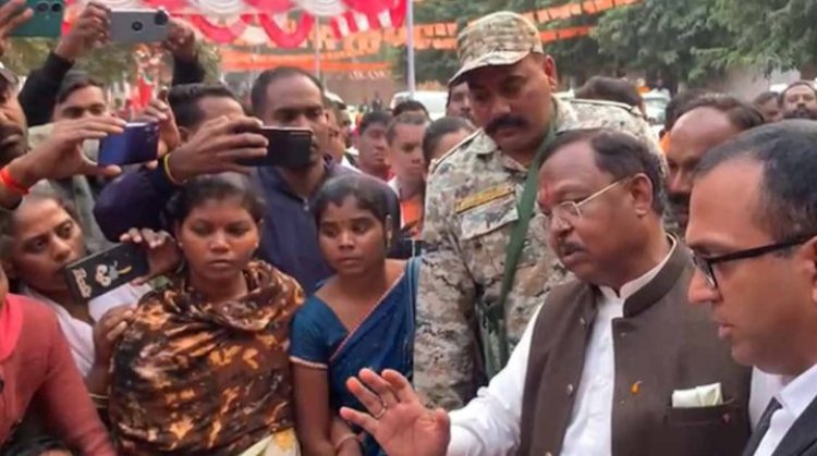 Chhattisgarh News : फ्लोरा मैक्स घोटाले से प्रभावित महिलाओं ने मंत्री रामविचार नेताम का काफिला रोका...किया घेराव...पढ़ें पूरी खबर