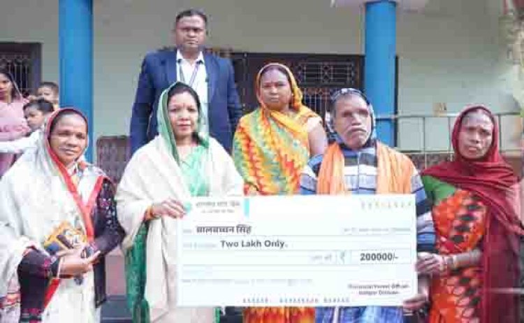 Jashpur News : भालू की हमले में दोनों आंखों की रोशनी गंवा चुके सख्श को 32 साल बाद मिला 2 लाख का मुआवजा...भावुक हुआ परिवार...CM साय का जताया आभार....पढ़ें पूरी समाचार