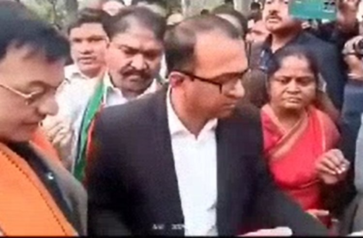 Chhattisgarh News : उद्योग मंत्री ने महिलाओं को दी धमकी.! कहा- 'ज्यादा हेकड़ी दिखाओगे तो पुलिस बुलाकर फेंकवा दूंगा'...पूर्व CM ने फ्लोरा मैक्स से...पढ़ें पूरी खबर