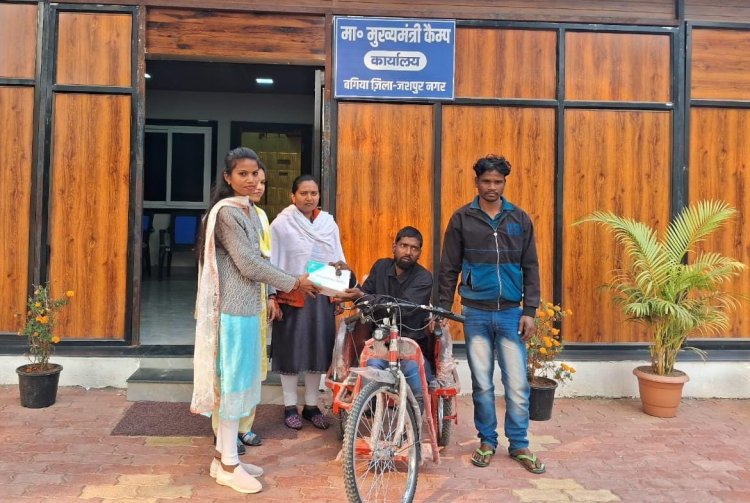 मुख्यमंत्री कैंप कार्यालय में कालीचरण को मिली बैटरी चलित ट्राई साइकिल,  मिला नया सहारा, अपना कार्य स्वयं करने में होंगे सक्षम,  खुशी जाहिर करते हुए मुख्यमंत्री श्री विष्णुदेव साय को दिया धन्यवाद