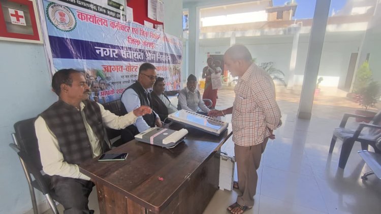 नगर पंचायतों के वार्डों में ईवीएम का प्रदर्शन करके लोगों मतदान के लिए किया जा रहा जागरूक