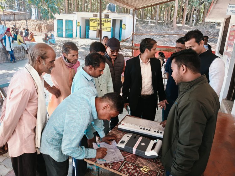 जाबो कार्यक्रम के तहत लोगों को मतदान के लिए किया जा रहा है जागरूक नगर पंचायत बगीचा में ई.व्ही.एम से वोट डालने की प्रक्रिया की दी गई जानकारी