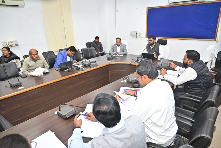 कलेक्टर ने अधिकारियों को लंबित प्रकरणों का निराकरण गंभीरता से करने के दिए निर्देश*   *स्कूल-कॉलेज से 100 मीटर के दायरे में मादक पदार्थ का विक्रय प्रतिबंधित   सूचना देने वाले को किया जाएगा सम्मानित
