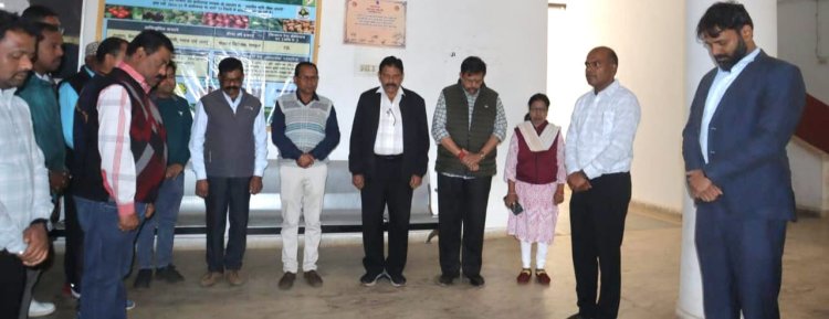 शहीदों की स्मृति में शासकीय कार्यालयों में किया गया 2 मिनट का मौन धारण,   कलेक्टर श्री रोहित व्यास सहित अधिकारियों और कर्मचारियों ने मौन धारण कर शहीदों किया नमन