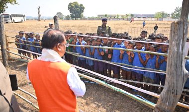 बगिया हेलीपैड पर बालक आश्रम के बच्चों ने मुख्यमंत्री को जन्मदिवस की दी बधाई : मुख्यमंत्री ने बच्चों का हालचाल पूछा और खूब मेहनत से पढ़ाई करने के लिए प्रेरित किया
