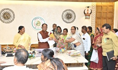 रेडी टू ईट पोषण आहार निर्माण और वितरण के कार्य की मांग को लेकर जशपुर विधायक रायमुनी भगत के नेतृत्व में महिला स्व सहायता समूह की पदाधिकारियों ने किया मुख्यमंत्री और महिला बाल विकास विभाग की मंत्री से मुलाकात