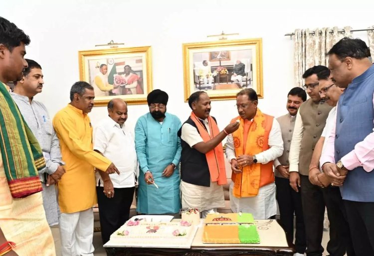 CM Sai Birthday Breaking : केक काटकर CM विष्णुदेव साय ने मनाया जन्मदिन...पढ़ें पूरी खबर