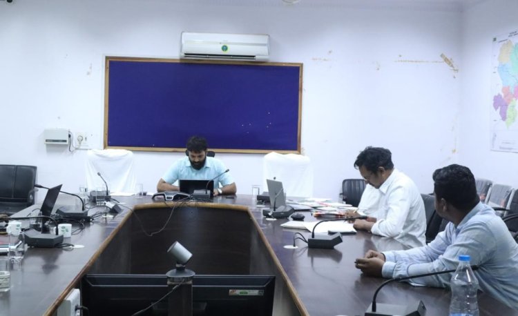 कलेक्टर श्री रोहित व्यास ने निर्माण एजेंसियों की ली समीक्षा बैठक,    लापरवाही बरतने वाले एजेंसियों एवं ठेकेदारों पर कड़ी कार्यवाही करने के दिए निर्देश
