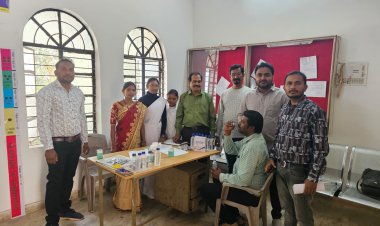 फाइलेरिया उन्मूलन हेतु कलेक्टोरेट में शिविर का हुआ आयोजन : कार्यालय के अधिकारियों-कर्मचारियों सहित पत्रकारों ने भी ली दवाइयां