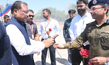 मुख्यमंत्री का हेलीपैड में किया गया आत्मीय स्वागत 