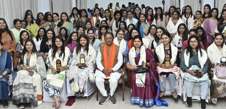 मुख्यमंत्री श्री साय ने महिला पत्रकारों का किया सम्मान,  महिला पत्रकारों ने साझा किए अपने अनुभव और चुनौतियाँ, मुख्यमंत्री के साथ लंच और सेल्फी भी ली