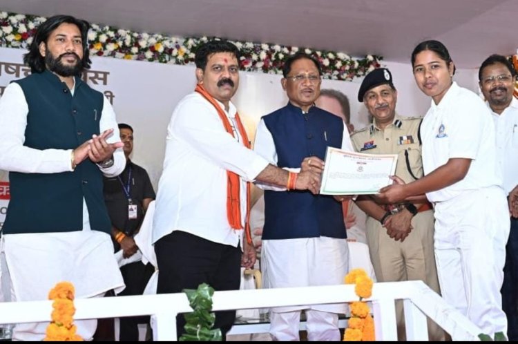 मुख्यमंत्री श्री विष्णुदेव साय ने उप निरीक्षक संवर्ग में चयनित अभ्यर्थियों को प्रदान किया नियुक्ति पत्र, पुलिस केवल कानून-व्यवस्था का नहीं, बल्कि जनता के विश्वास और सुरक्षा का भी प्रतीक – मुख्यमंत्री श्री साय, चार नए महिला थानों का उद्घाटन, पुलिस बल को और सशक्त बनाने पर जोर