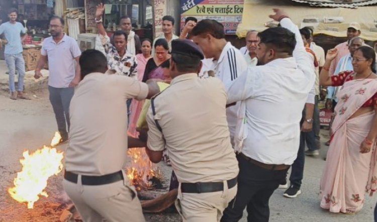 कांग्रेस ने किया पत्थलगांव में   पुतला दहन...दुर्ग में कन्या भोज के लिए निकली बच्ची से दुष्कर्म मामला...राज्य सरकार पर कानून व्यवस्था को लेकर साधा निशाना...पढ़ें पूरी खबर