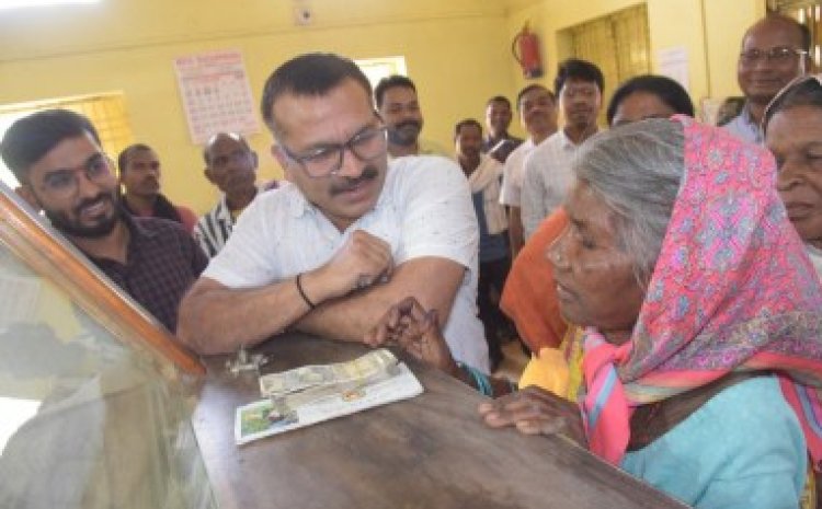 मुस्कुराने को हो जाएंगे मजबूर.! बैंक में कलेक्टर का औचक निरीक्षण...रुपए निकालने के बाद बुजुर्ग महिला कलेक्टर से बोली- ले ना गिन दे, कलेक्टर बाबू...पढ़ें पूरी खबर