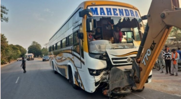 CG Accident : होगें लापरवाह तो जाएगी जान...ट्रक को ओवरटेक कर यात्री बस में जा घुसा युवक का मौत...पढ़ें पूरी खबर