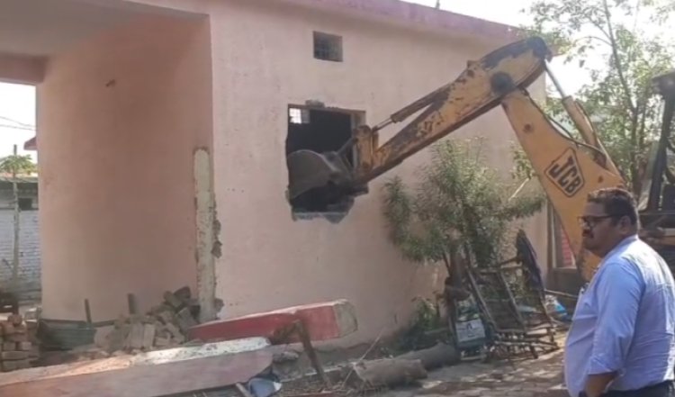 CG Breaking : अवैध कब्जों पर चला निगम का बुलडोजर...53 मकानों हटाने की कार्रवाई जारी…पढ़ें पूरी खबर