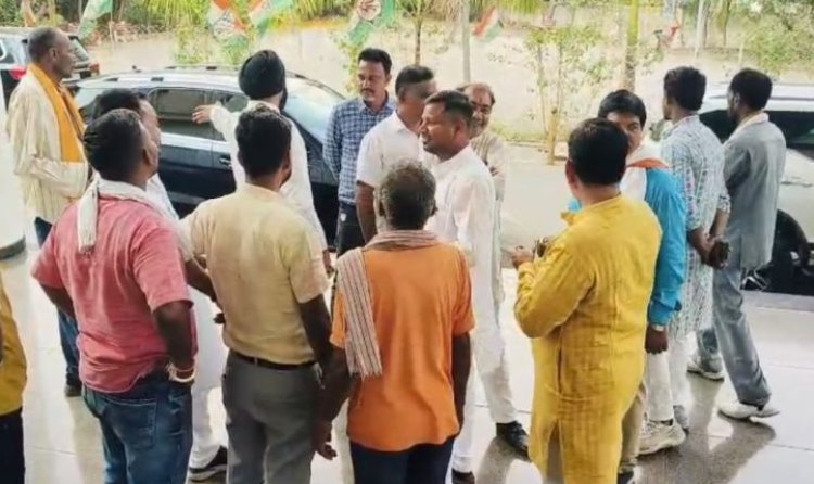 CG Breaking : बागी को नेता प्रतिपक्ष बनाए जाने से मचा सियासी घमासान...समर्थकों ने राजीव भवन में जमकर किया हंगामा...पढ़ें पूरी खबर