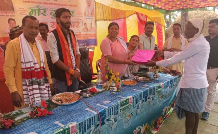 Jashpur Breaking : “मोर दुआर- साय सरकार”...आवास प्लस 2.0 विशेष सर्वेक्षण पखवाड़ा...विधायक रायमुनी भगत ने प्रधानमंत्री आवास प्लस सर्वे का किया शुभारंभ...पढ़ें पूरी खबर