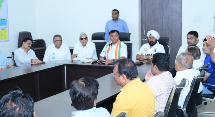CG Breaking : PCC चीफ दीपक बैज ने वरिष्ठ नेताओं और ब्लॉक अध्यक्षों के साथ मुख्यमंत्री निवास घेराव को लेकर की बैठक...बिगड़ते कानून व्यवस्था पर कांग्रेस का 21 अप्रैल को हल्लाबोल...पढ़ें पूरी खबर